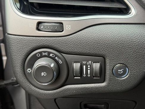 Used 2019 Jeep Cherokee Limited image 24