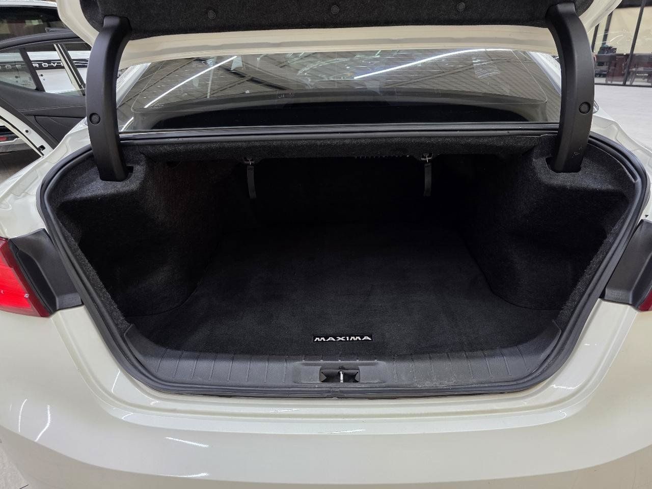 Used 2017 Nissan Maxima Platinum w/ Interior Lighting Package FWD image 12