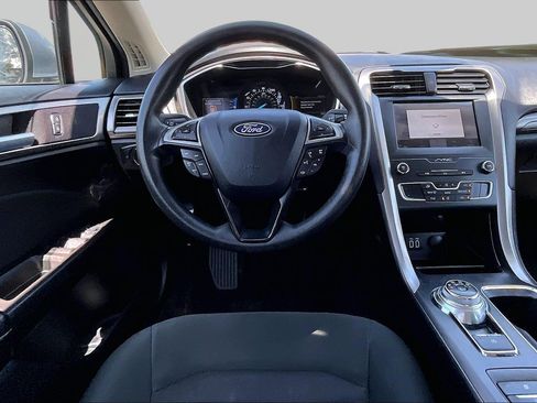 Used 2020 Ford Fusion SE FWD image 5