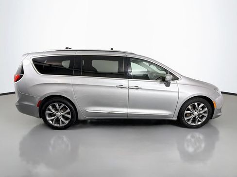 Used 2017 Chrysler Pacifica Limited FWD image 8