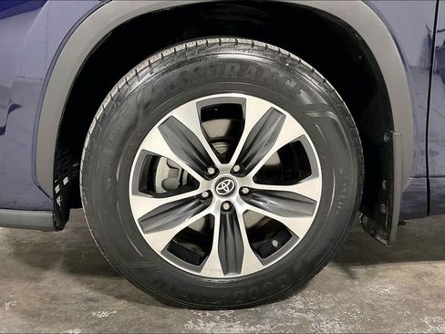 Used 2022 Toyota Highlander XLE image 11