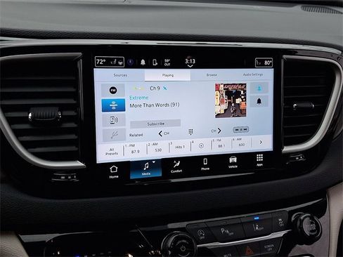 Used 2024 Chrysler Pacifica Touring-L image 18