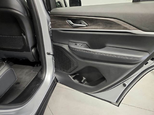 Used 2025 Jeep Grand Cherokee Limited RWD image 24