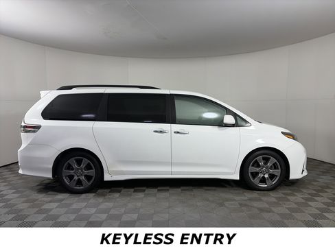 Used 2018 Toyota Sienna SE image 7