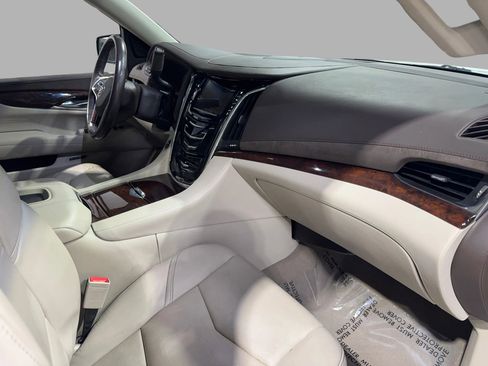 Used 2015 Cadillac Escalade Luxury image 29