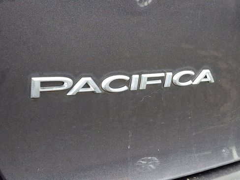 Used 2018 Chrysler Pacifica Touring-L image 30
