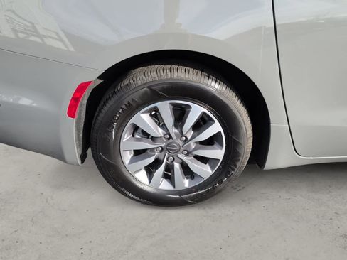 Used 2025 Chrysler Pacifica Select image 10