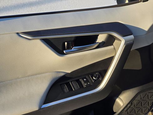 Used 2020 Toyota RAV4 XLE Premium image 30