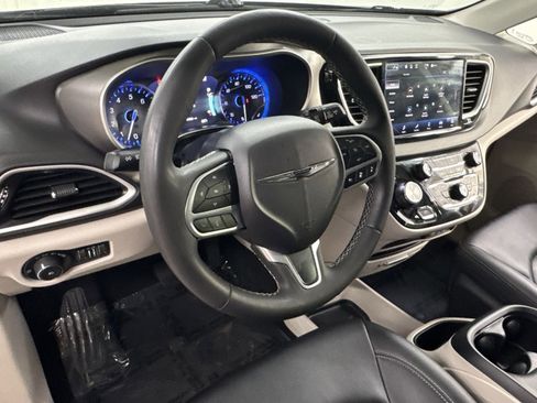 Used 2024 Chrysler Pacifica Touring-L FWD image 13