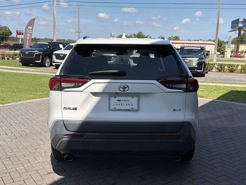 Used 2021 Toyota RAV4 XLE w/ Convenience Package FWD image 5
