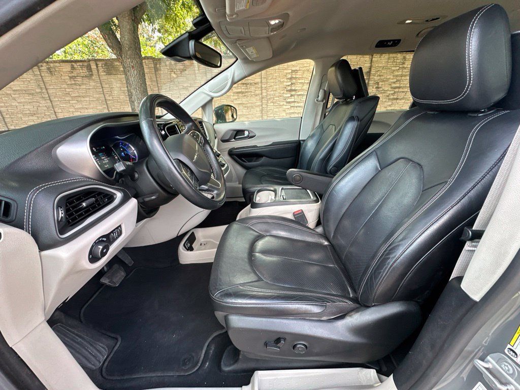 Used 2022 Chrysler Pacifica Touring-L w/ Uconnect Theater Family Group FWD image 26