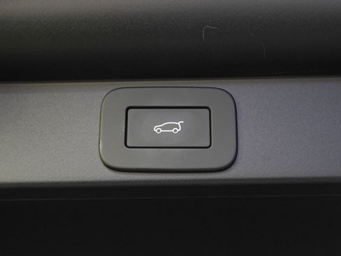 Used 2025 Land Rover Range Rover SE image 13