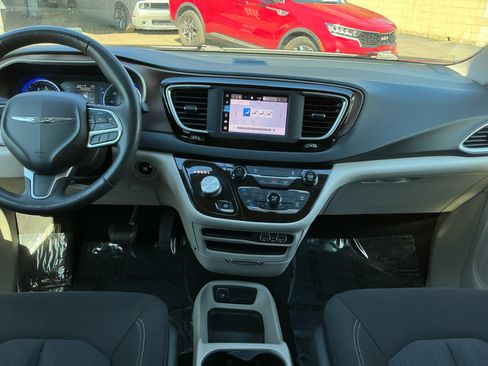 Used 2022 Chrysler Voyager LX image 14