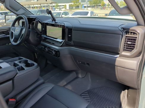 Used 2025 Chevrolet Silverado 1500 LT AWD/4WD image 30