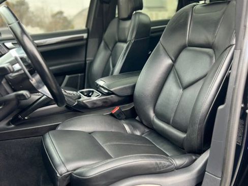 Used 2017 Porsche Cayenne Platinum Edition w/ Premium Package (PJV) image 33