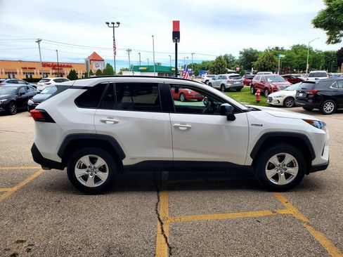 Used 2021 Toyota RAV4 LE AWD/4WD image 4