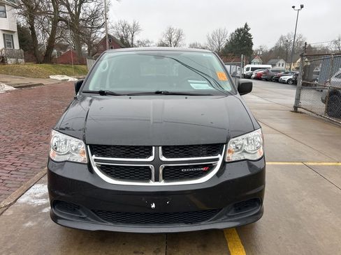 Used 2018 Dodge Grand Caravan SE w/ UConnect Hands-Free Group image 2