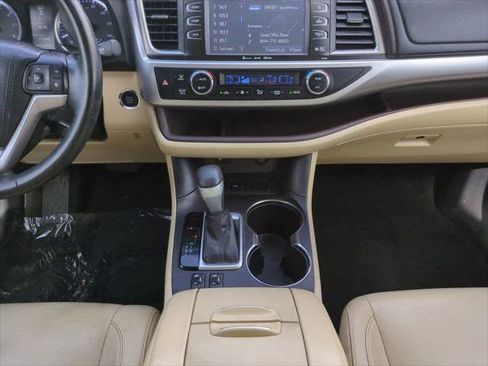 Certified 2016 Toyota Highlander XLE FWD image 19