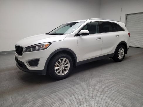 Used 2017 Kia Sorento LX w/ LX Convenience Package FWD image 2