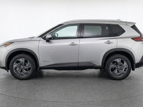 Used 2025 Nissan Rogue SV FWD image 5