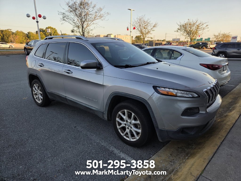 Used 2018 Jeep Cherokee Latitude Plus w/ Comfort/Convenience Group FWD image 3