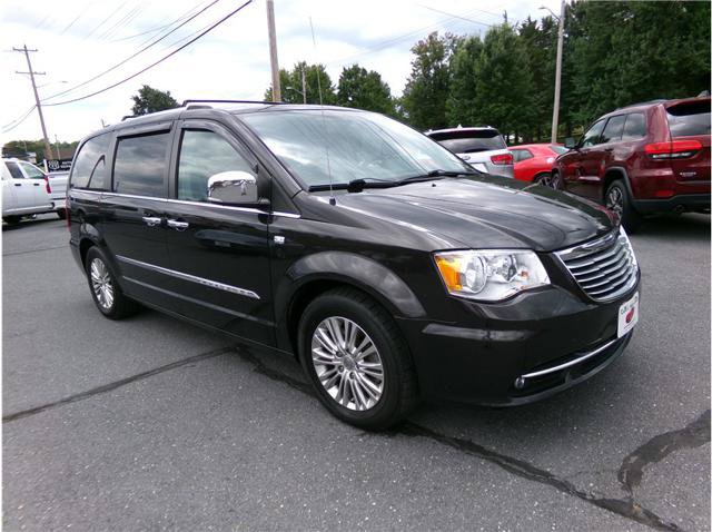 Used 2014 Chrysler Town & Country Touring-L FWD image 18