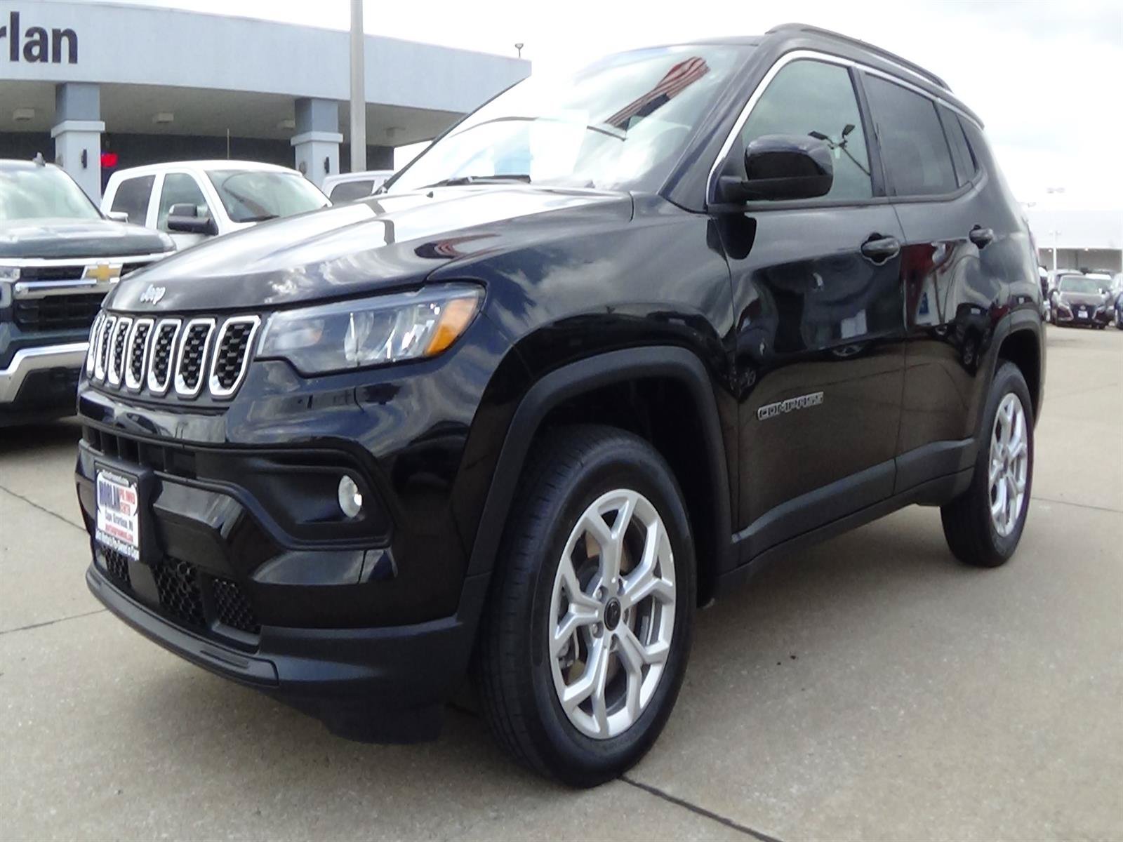 Used 2025 Jeep Compass Latitude AWD/4WD image 2