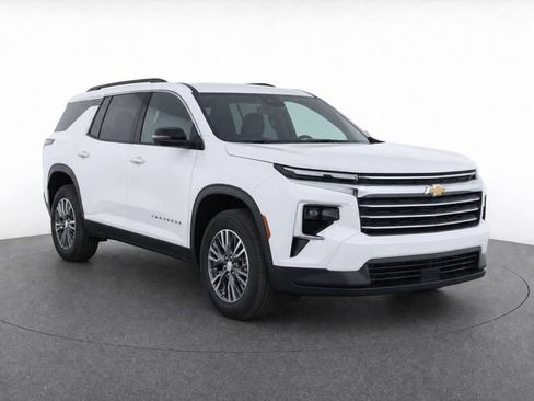 Used 2025 Chevrolet Traverse LT FWD image 8