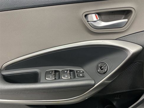 Used 2017 Hyundai Santa Fe SE image 19