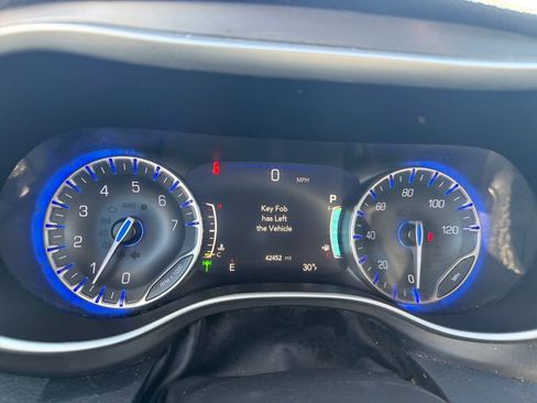 Used 2023 Chrysler Pacifica Touring-L w/ Uconnect Theater Family Group image 20