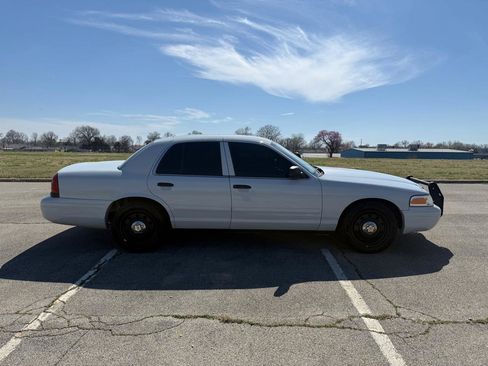Used 2007 Ford Crown Victoria Police Interceptor image 4