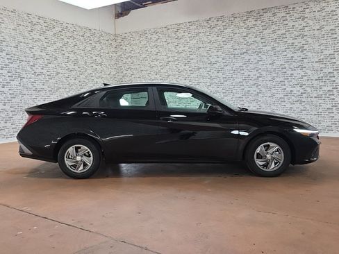 New 2026 Hyundai Elantra SE image 6