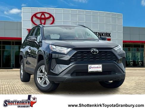 Used 2025 Toyota RAV4 XLE AWD/4WD image 1