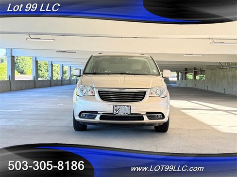 Used 2013 Chrysler Town & Country Touring FWD image 11