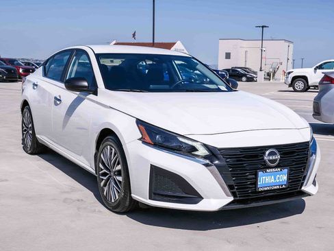 Used 2025 Nissan Altima 2.5 SV FWD image 3