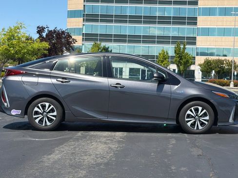 Used 2019 Toyota Prius Prime Premium image 3