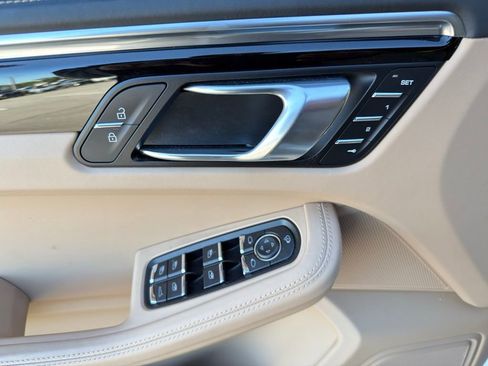 Certified 2023 Porsche Macan image 7