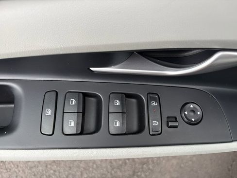 Used 2025 Hyundai Elantra Limited FWD image 14