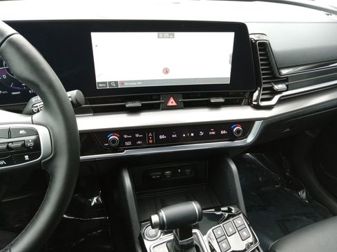 Used 2025 Kia Sportage SX image 17