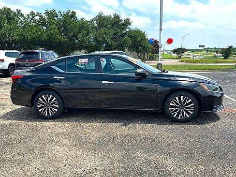 Used 2025 Nissan Altima 2.5 SV FWD image 9