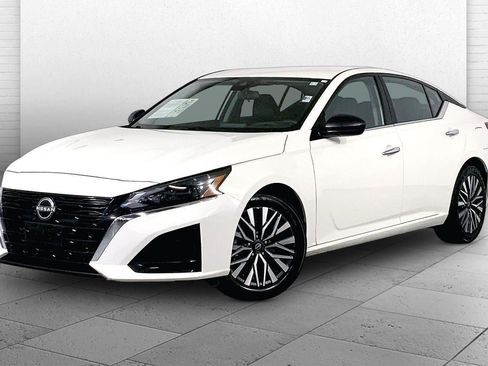 Used 2025 Nissan Altima 2.5 SV FWD image 12