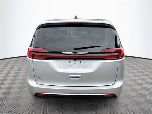 New 2026 Chrysler Pacifica Select image 6