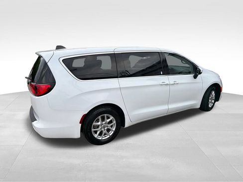 Used 2023 Chrysler Voyager LX FWD image 5