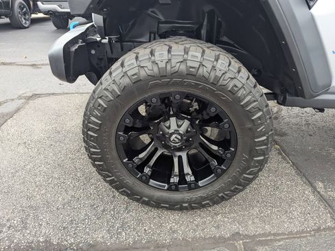 Used 2024 Jeep Wrangler Unlimited image 24