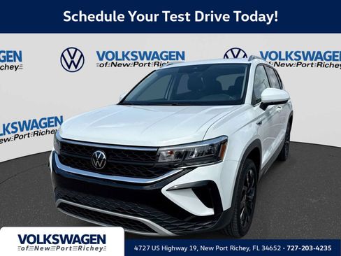 Used 2024 Volkswagen Taos SE w/ Panoramic Sunroof Package FWD image 1