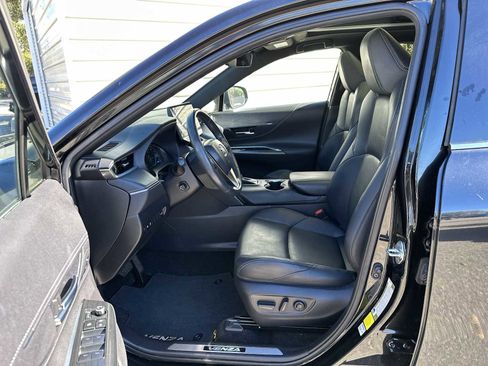 Used 2023 Toyota Venza Nightshade image 2