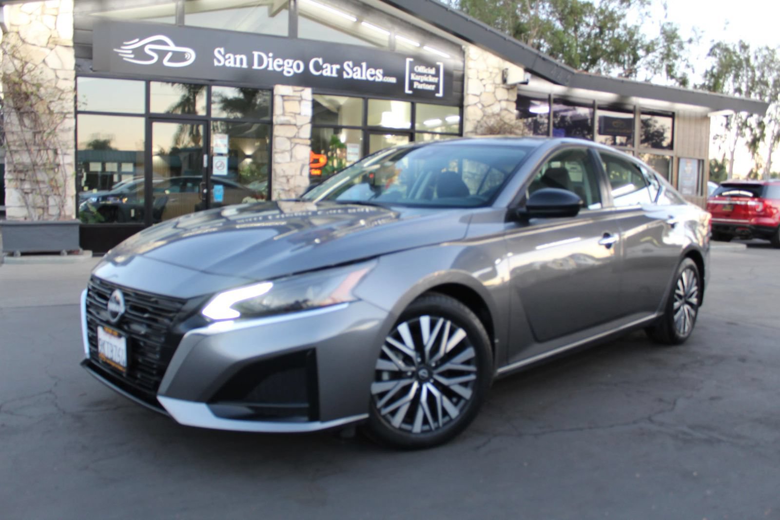 Used 2024 Nissan Altima 2.5 SV FWD image 1