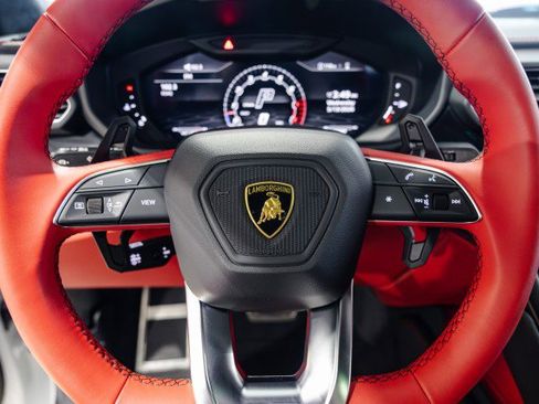 Used 2022 Lamborghini Urus AWD/4WD image 32