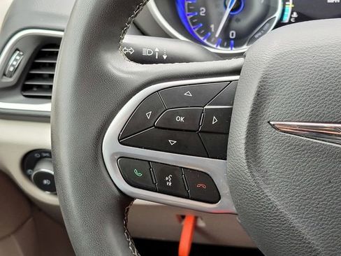 Used 2022 Chrysler Pacifica Touring-L image 25