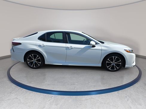 Used 2018 Toyota Camry SE w/ Convenience Package FWD image 4